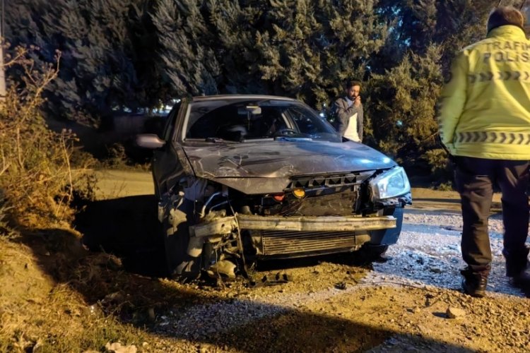Bursa'da otomobil ağaca &ccedil;arpıp devrildi!