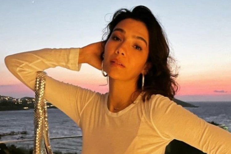 Ayb&uuml;ke Pusat'tan mini elbiseli pozlar!
