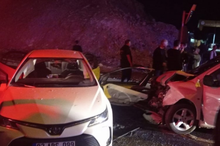 Siverek-Adıyaman yolunda iki ara&ccedil; &ccedil;arpıştı! 8 yaralı