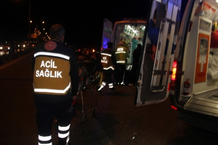 Konya'da iki otomobil &ccedil;arpıştı: 8 kişi yaralandı