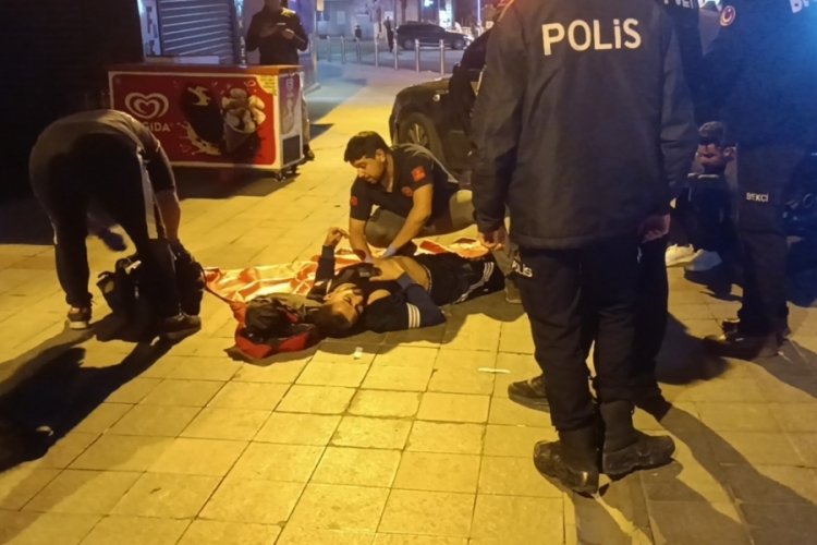 Bı&ccedil;aklanan 3 kişi yaralı halde otomobile binip ka&ccedil;tı
