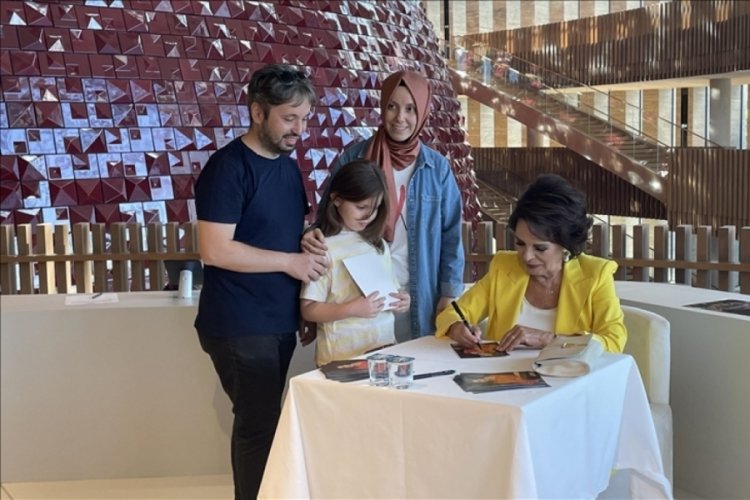 H&uuml;lya Ko&ccedil;yiğit, sevenleriyle buluştu