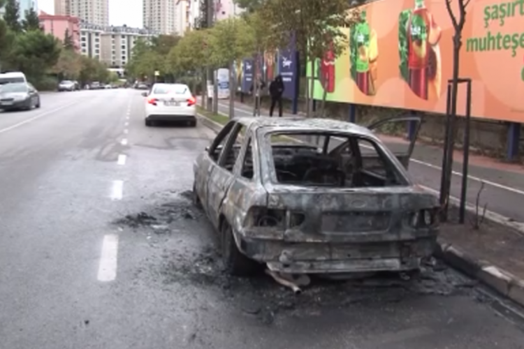 İstanbul'da otomobil alev aldı, s&uuml;r&uuml;c&uuml; zamanında m&uuml;dahale etti