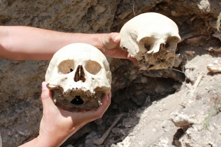 Mersin'de definecilerin tahrip ettiği tarihi yerlerde insan kemikleri &ccedil;ıktı
