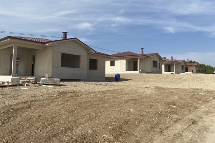 Deprem b&ouml;lgesinde k&ouml;y evlerinin teslimine sayılı g&uuml;nler kaldı