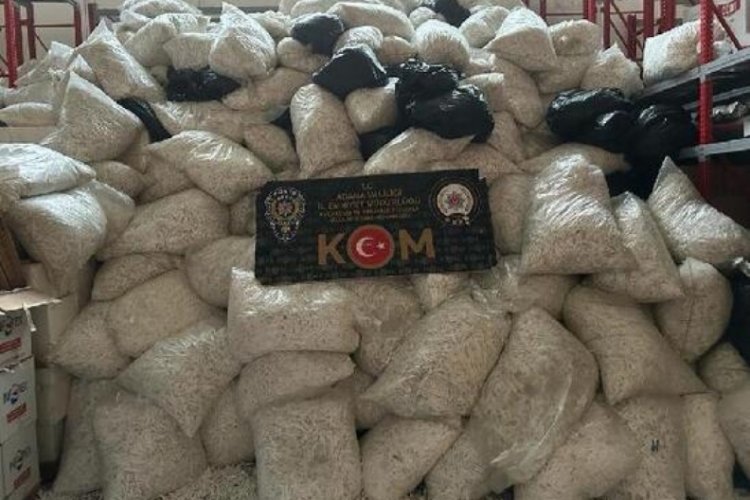 Adana'da 37 milyon adet g&uuml;mr&uuml;k ka&ccedil;ağı makaron ele ge&ccedil;irildi