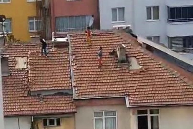 G&uuml;vercin yakalamak i&ccedil;in &ccedil;atıya &ccedil;ıkan k&uuml;&ccedil;&uuml;k &ccedil;ocukların tehlikeli oyunu