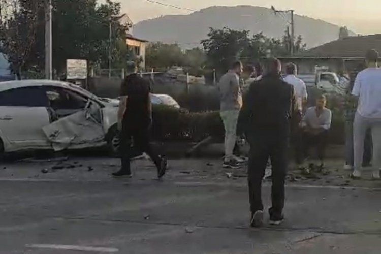 Bursa'da savrulan otomobil minib&uuml;se &ccedil;arparak durabildi