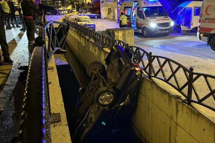 K&uuml;tahya'da otomobil su kanalına d&uuml;şt&uuml;! Yaralılar var