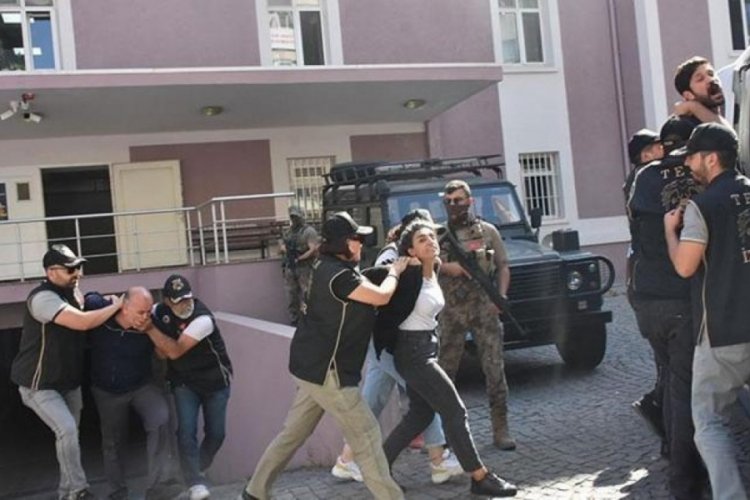 İzmir'de &ouml;rg&uuml;t &uuml;yeliğinden g&ouml;zaltına alınan 3 HDP'li adliyede sevk edildi
