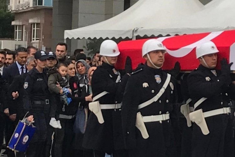 Şehit polis Cihat Ermiş i&ccedil;in İstanbul Emniyet M&uuml;d&uuml;rl&uuml;ğ&uuml;'nde t&ouml;ren d&uuml;zenlendi
