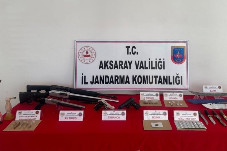 Aksaray'da ağa&ccedil; altından g&ouml;m&uuml;l&uuml; t&uuml;fekler, baza altından tabanca ve uyuşturucular &ccedil;ıktı