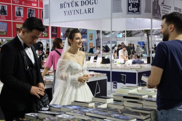 Kocaeli'de nikah sonrası soluğu kitap fuarında aldılar