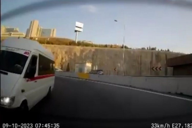 İzmir'de seyir halindeyken &uuml;zerlerine servis aracı devrildi