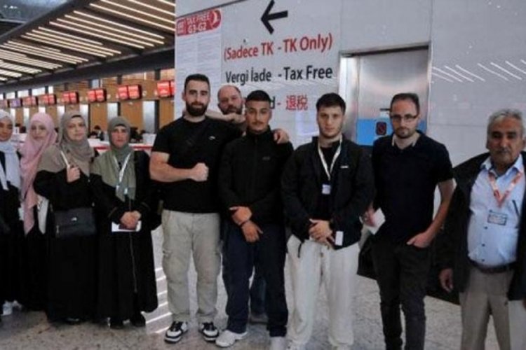Bombaların arasındaki T&uuml;rk kafilesi! Gece yarısı İstanbul'a geldiler