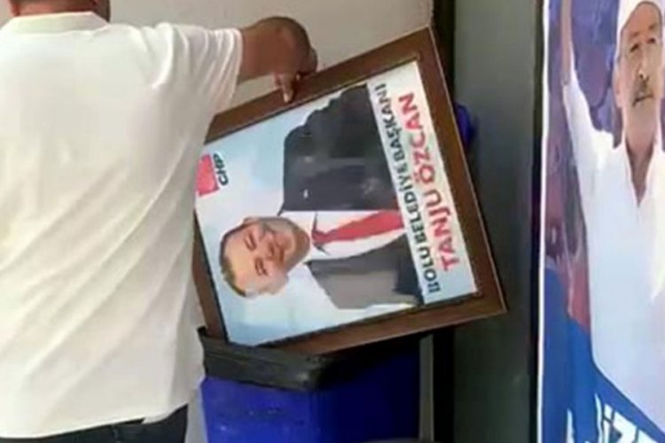 Tanju &Ouml;zcan'ın parti binasındaki fotoğrafı &ccedil;&ouml;pe atıldı