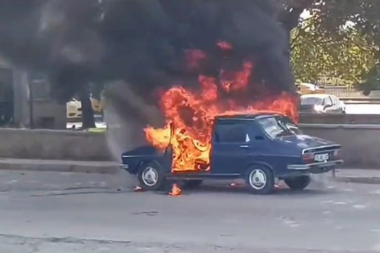 Elazığ'da otomobil alev topuna d&ouml;nd&uuml;