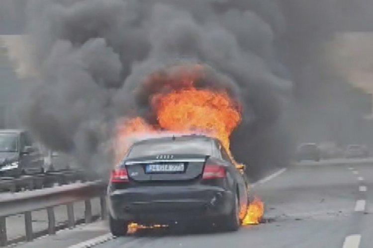 İstanbul'da seyir halindeki otomobil alev alev yandı