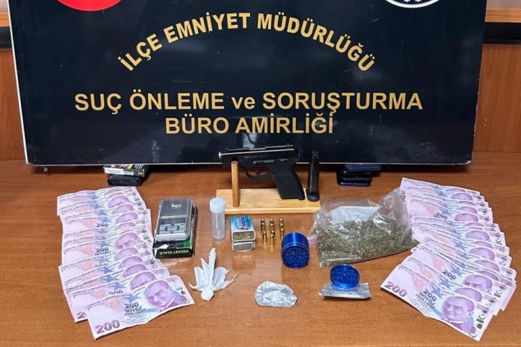Bursa'da polisten ka&ccedil;an ş&uuml;phelinin &ccedil;antasından uyuşturucu &ccedil;ıktı