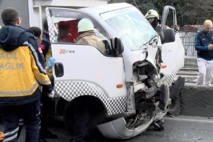 İstanbul'da kaza: Kamyonet belediye aracına &ccedil;arptı