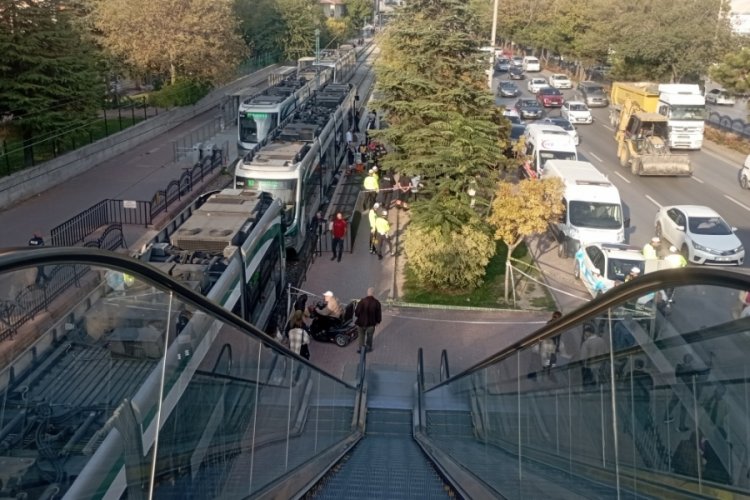 Konya'da tramvayın &ouml;n&uuml;ne d&uuml;şen kadın hayatını kaybetti