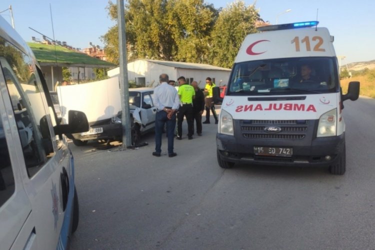 Burdur'da otomobil aydınlatma direğine &ccedil;arptı! 1 yaralı