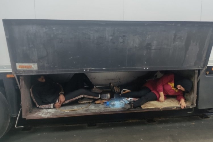 Tırın yemek dolabında saklanan g&ouml;&ccedil;menler yakayı ele verdi