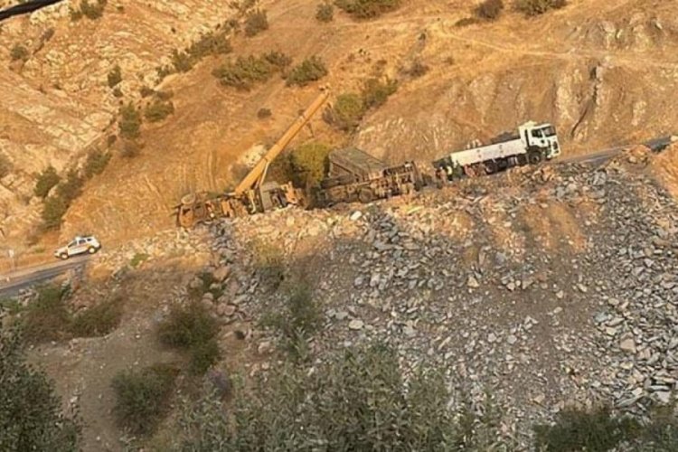 Şırnak'ta askeri TIR devrildi: 2 asker yaralı