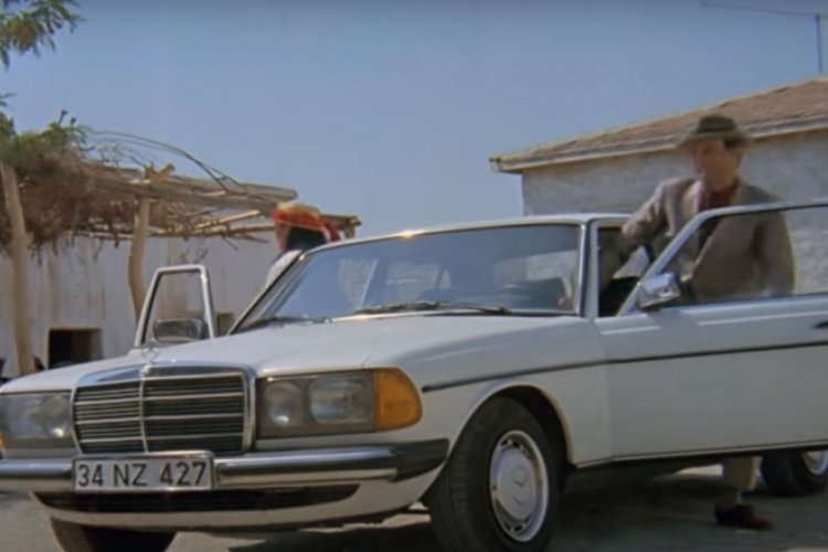 Kemal Sunal'ın filmlerinde de kullandığı Mercedes arabayı satışa &ccedil;ıkardı