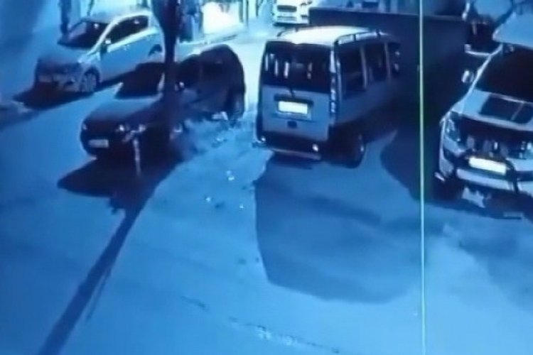 Bursa'da evin &ouml;n&uuml;nde ara&ccedil; lastiğini ateşe veren şahıs arkasına bakmadan ka&ccedil;tı