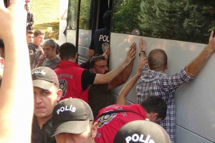 Diyarbakır'da izinsiz y&uuml;r&uuml;y&uuml;şte g&ouml;zaltına alınan 104 kişiden 103'&uuml; serbest bırakıldı