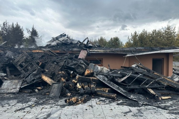 Finlandiya'dan getirilen K&uuml;t&uuml;k Ev Kars'ta yangınla yok oldu