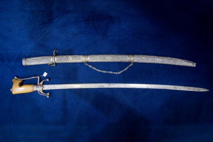 Fransa'da m&uuml;zayedede satılmak istenen Emir Abd&uuml;lkadir'in g&uuml;m&uuml;ş kılıcı Cezayir'e getirildi