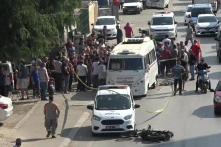 Adana'da motosiklet s&uuml;r&uuml;c&uuml;s&uuml; &ouml;nce yayaya sonra minib&uuml;se &ccedil;arptı: 1 &ouml;l&uuml;, 1 yaralı