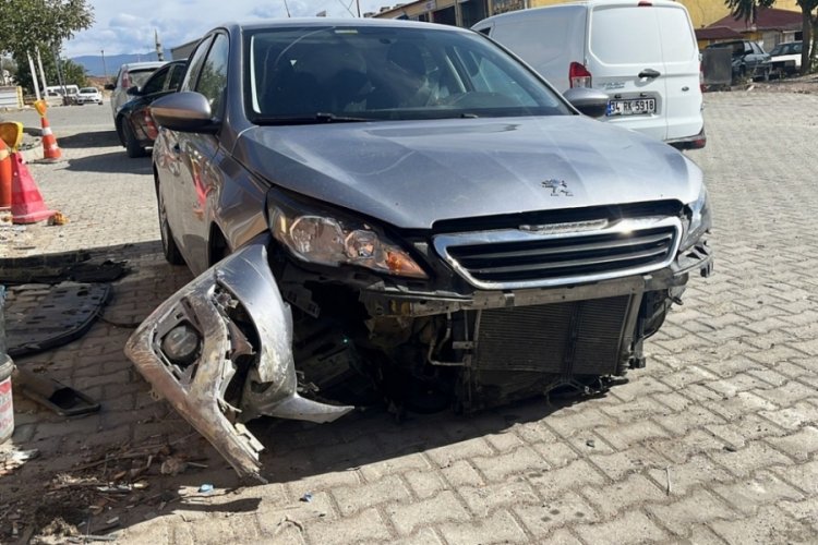 Kastamonu'da otomobil bariyere &ccedil;arptı: &Ccedil;ok sayıda yaralı var