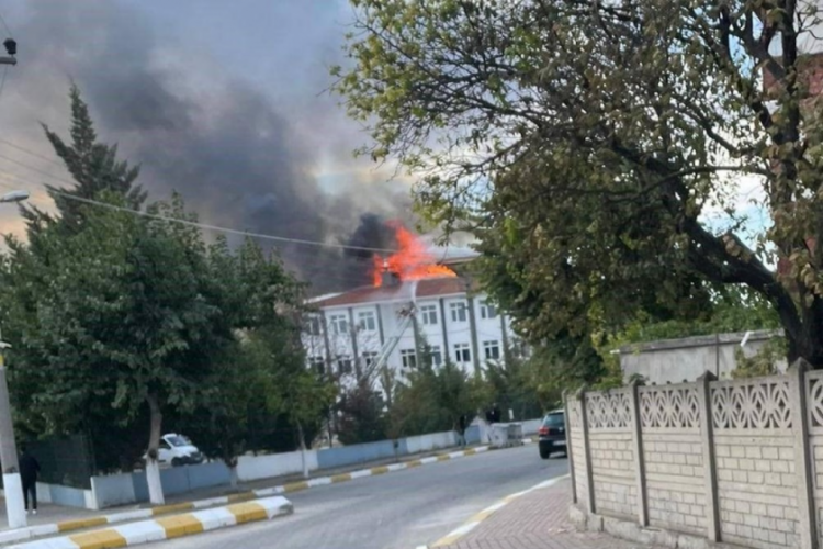 Kırklareli'nde okul &ccedil;atısında yangın &ccedil;ıktı!