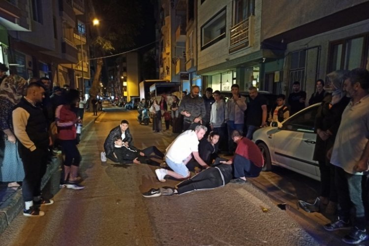 Bursa'da motosiklet savruldu! 2 gen&ccedil; yaralandı
