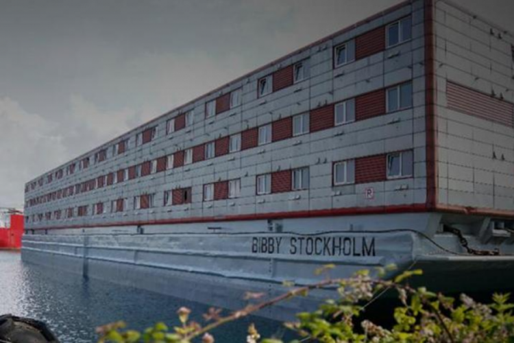İngiltere'nin tartışılan 'cezaevi gemisi' yeniden devrede