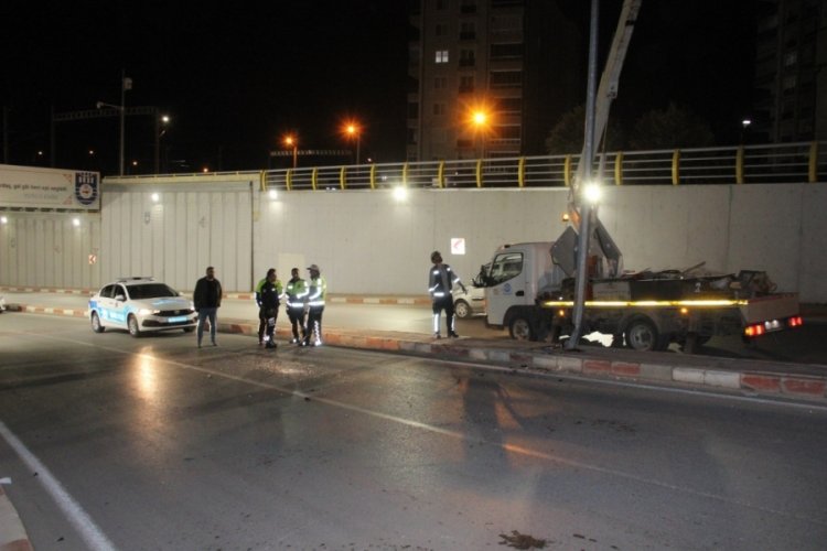Karaman'da motosikletli s&uuml;r&uuml;c&uuml; aydınlatma direğine &ccedil;arptı