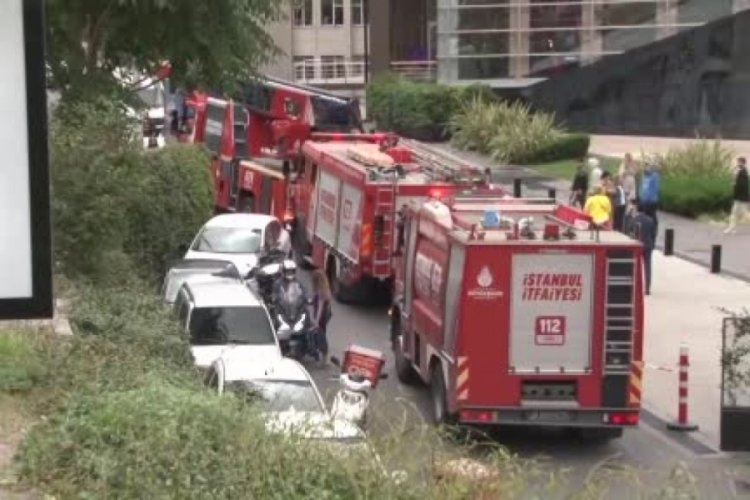 İstanbul Şişli'de kaldırım &ccedil;&ouml;kt&uuml;, bir kişi &ccedil;ukura d&uuml;şt&uuml;