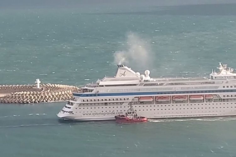 Kruvaziyer gemi Amasra Limanına zorlu manevra ile girdi