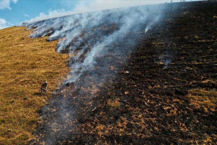 Bayburt'ta dağlık alandaki yangın s&ouml;nd&uuml;r&uuml;ld&uuml;