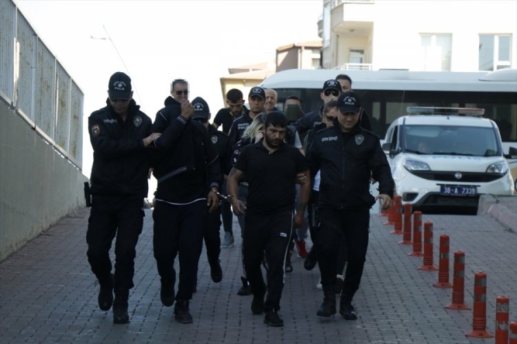 Kayseri'de uyuşturucu operasyonunda firari 3 h&uuml;k&uuml;ml&uuml; ile 4 zanlı yakalandı