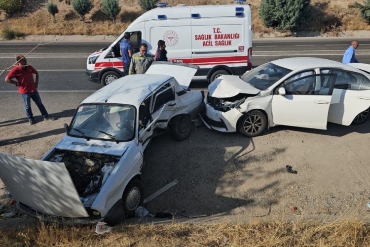 Adıyaman'da iki ara&ccedil; kaza yaptı: 4 yaralı