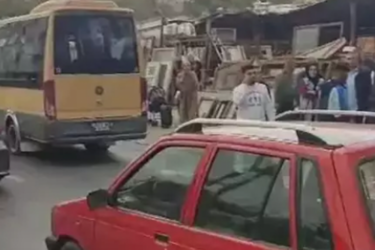 İstanbul'da kapısı a&ccedil;ık giden minib&uuml;sten d&uuml;şerek yaralandı