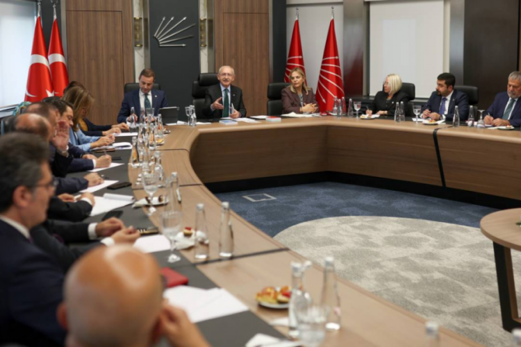 Kılı&ccedil;daroğlu, CHP'li milletvekilleri ile g&ouml;r&uuml;şt&uuml;