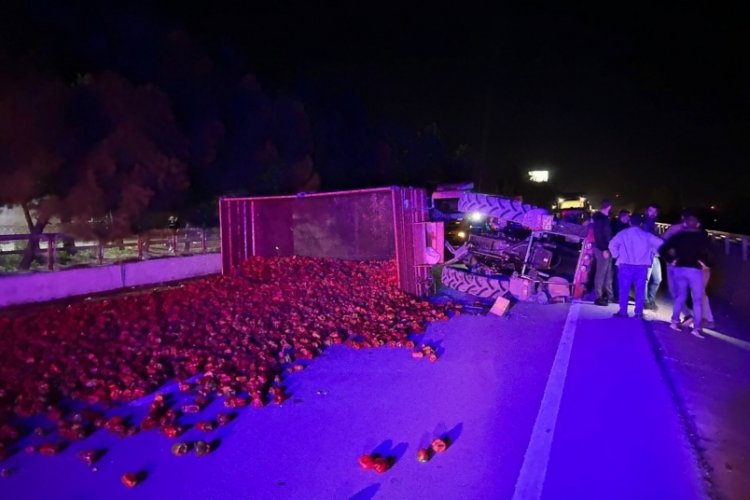 Balıkesir'de biber y&uuml;kl&uuml; trakt&ouml;r devrildi