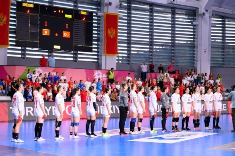 A Milli Kadın Hentbol Takımı, Karadağ'a yenildi