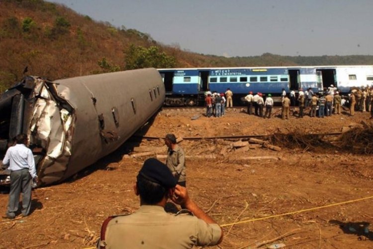 Hindistan'da tren raydan &ccedil;ıktı: 4 &ouml;l&uuml;, 50 yaralı