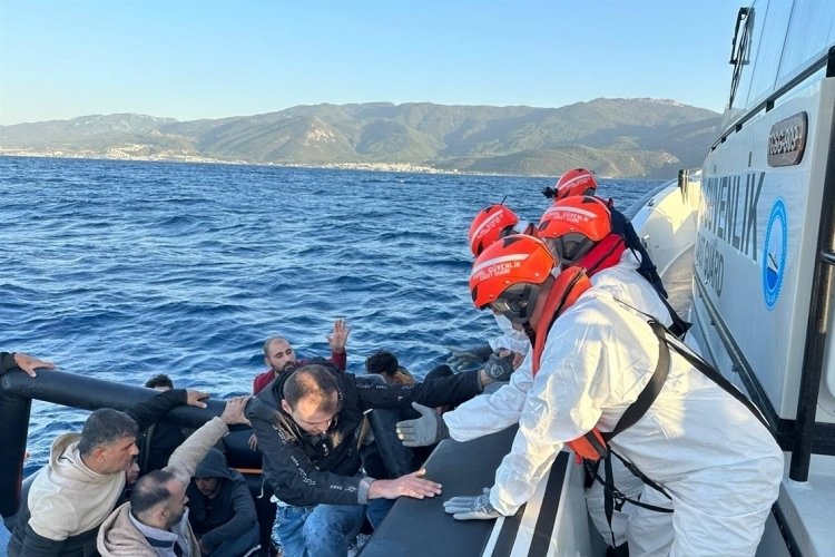 Aydın Kuşadası a&ccedil;ıklarında 43 d&uuml;zensiz g&ouml;&ccedil;men kurtarıldı